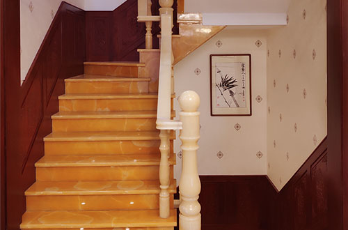 昌邑中式别墅室内汉白玉石楼梯的定制安装装饰效果